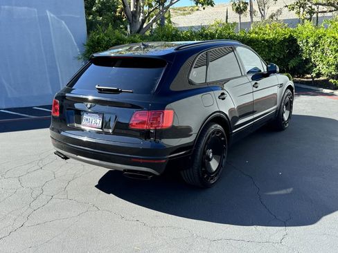Used 2017 Bentley Bentayga image 11