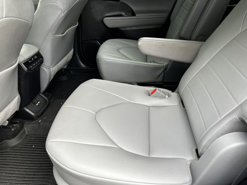 Used 2021 Toyota Highlander XLE AWD/4WD image 37