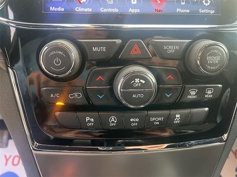 Used 2020 Jeep Grand Cherokee Altitude image 23