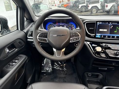 New 2026 Chrysler Pacifica Select image 18