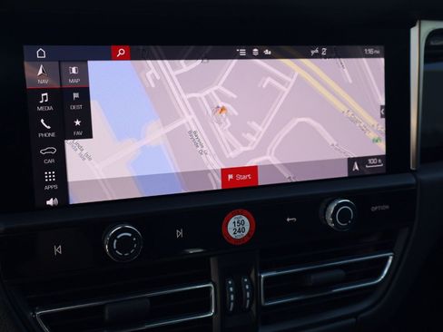Certified 2024 Porsche Macan AWD/4WD image 18