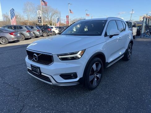 Used 2022 Volvo XC40 T5 Momentum w/ Premium Package image 1