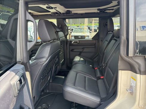 Used 2025 Ford Bronco Badlands image 10