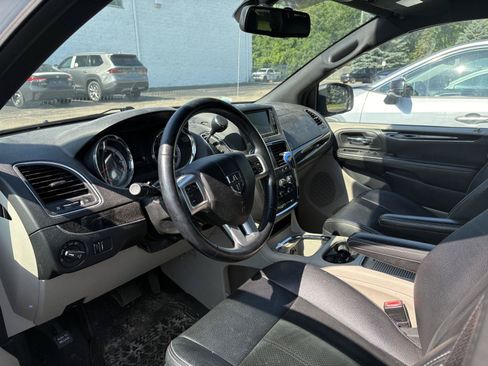 Used 2018 Dodge Grand Caravan SXT FWD image 9