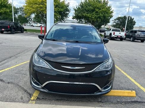 Used 2018 Chrysler Pacifica Touring-L Plus FWD image 4