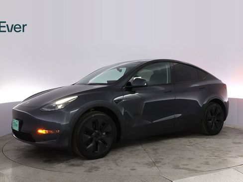 Used 2025 Tesla Model Y Long Range RWD image 18