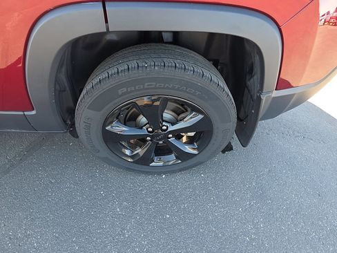 Used 2019 Jeep Cherokee Latitude Plus AWD/4WD image 9