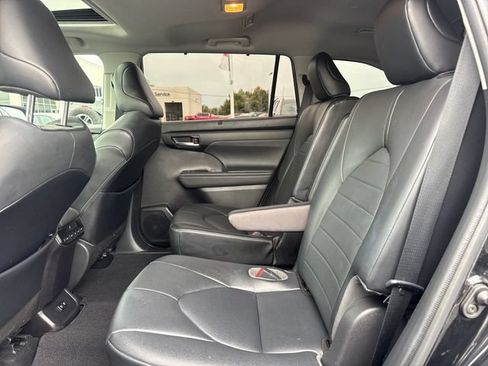Used 2021 Toyota Highlander XLE FWD image 11