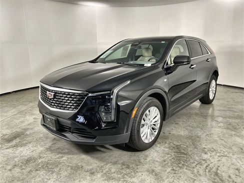 Certified 2024 Cadillac XT4 Luxury w/ Cold Weather Package image 4