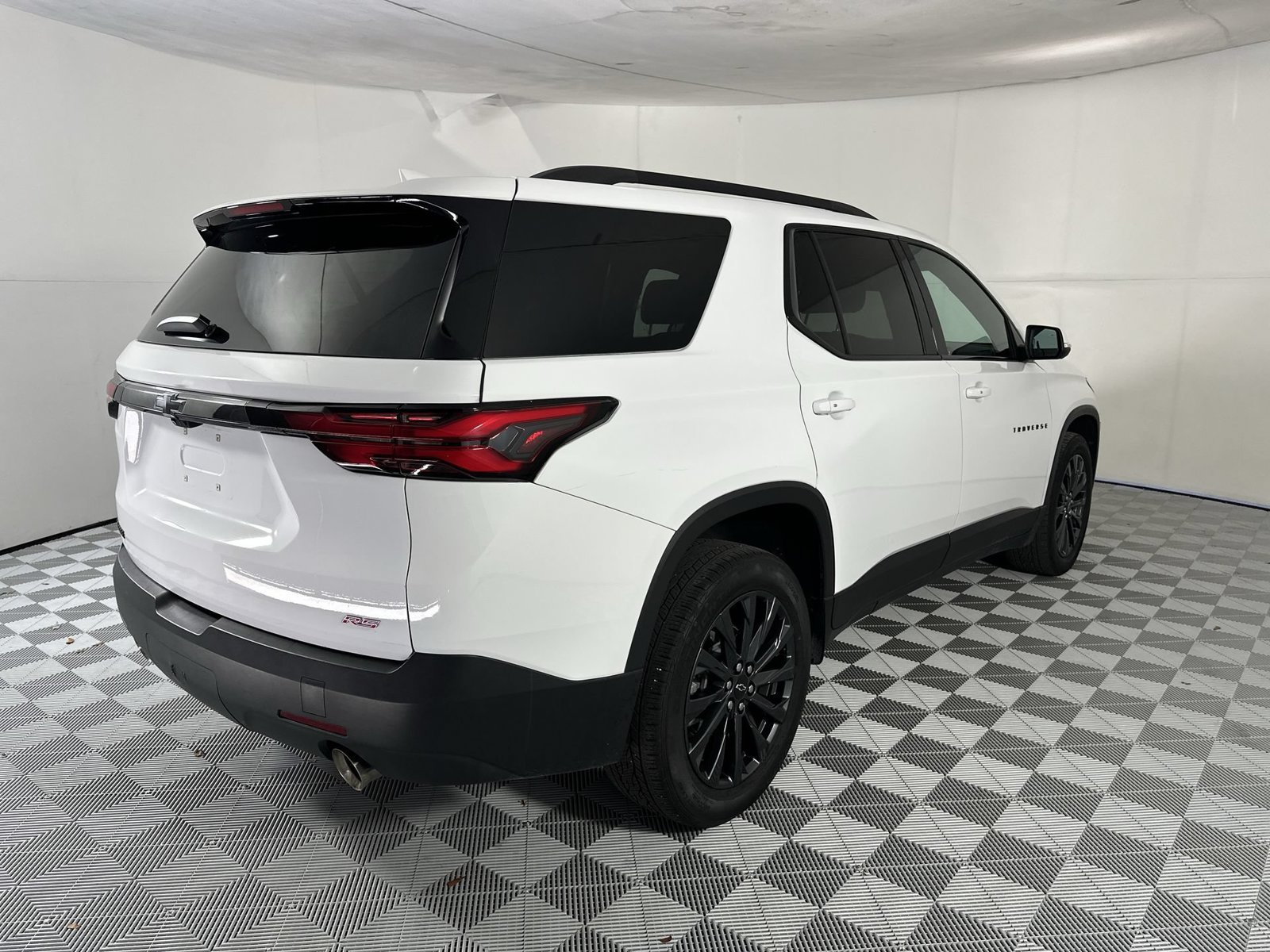 Used 2023 Chevrolet Traverse RS FWD image 8