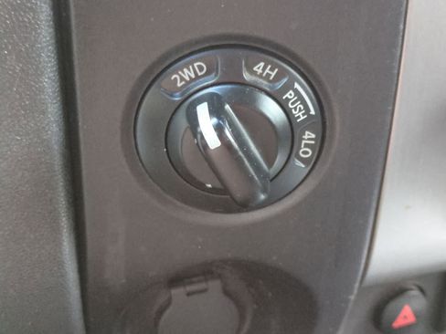 Used 2011 Nissan Titan SV w/ SV Value Truck Pkg AWD/4WD image 29