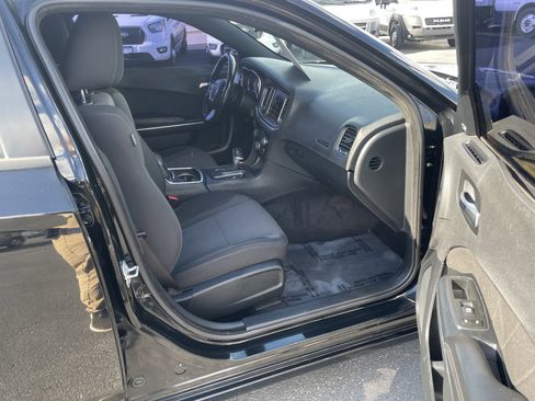 Used 2017 Dodge Charger SXT RWD image 28