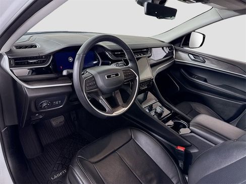 Used 2022 Jeep Grand Cherokee Limited w/ Luxury Tech Group II image 3