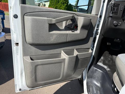 Used 2016 Chevrolet Express 2500 RWD image 32