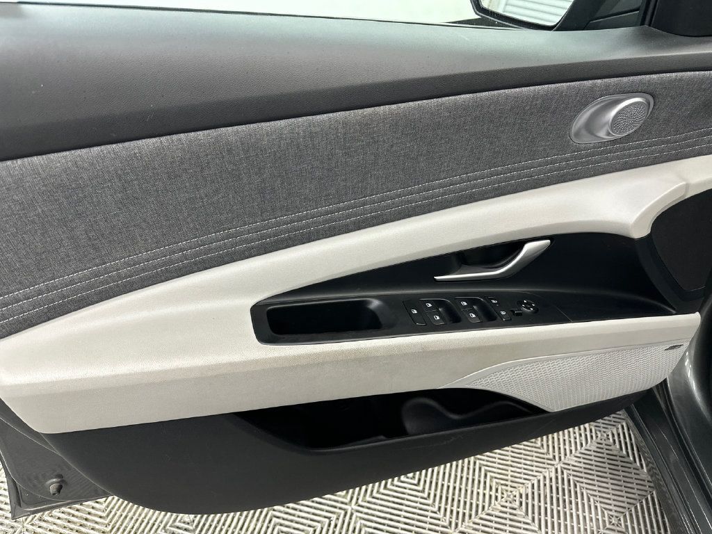 Used 2025 Hyundai Elantra Limited FWD image 11