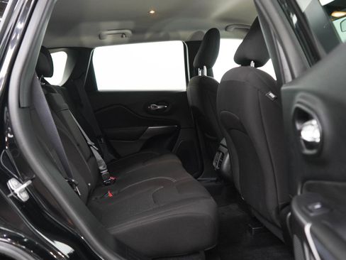 Used 2019 Jeep Cherokee Latitude w/ Cold Weather Group AWD/4WD image 12