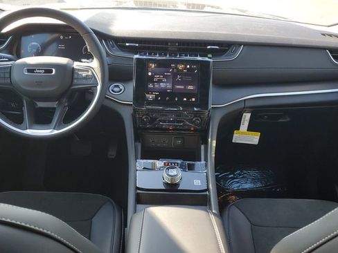 New 2025 Jeep Grand Cherokee Altitude image 11