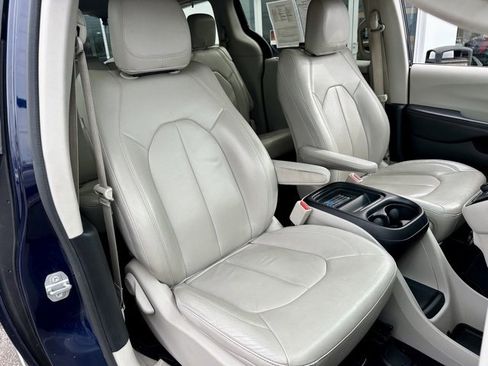 Used 2017 Chrysler Pacifica Touring-L image 26