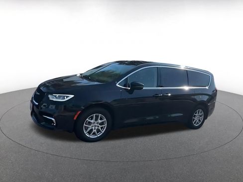 Used 2024 Chrysler Pacifica Touring-L FWD image 8