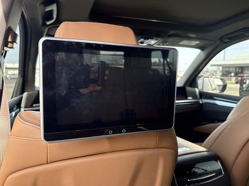 Used 2025 Cadillac Escalade ESV Premium Luxury w/ Touring Package image 16