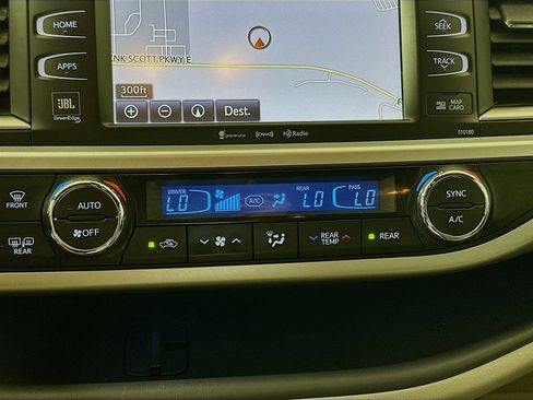 Used 2018 Toyota Highlander Limited Platinum AWD/4WD image 16