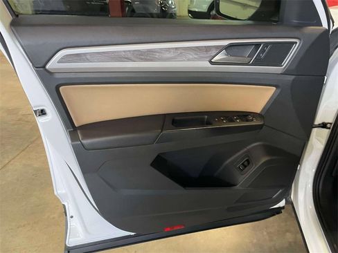 Used 2020 Volkswagen Atlas Cross Sport SE image 16