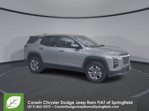 Used 2025 Chevrolet Equinox LT image 2