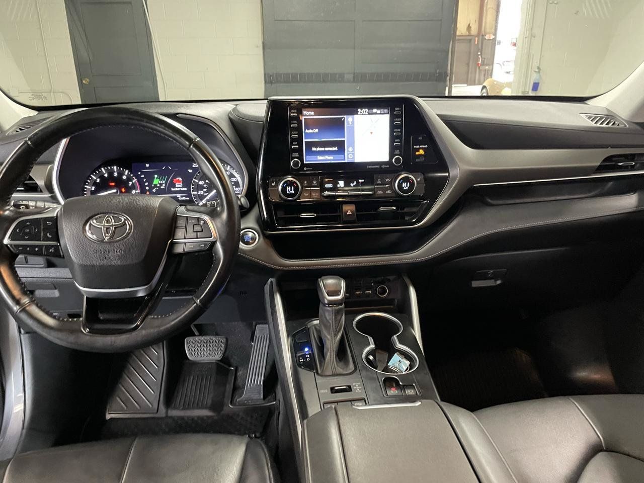 Used 2021 Toyota Highlander XLE AWD/4WD image 24