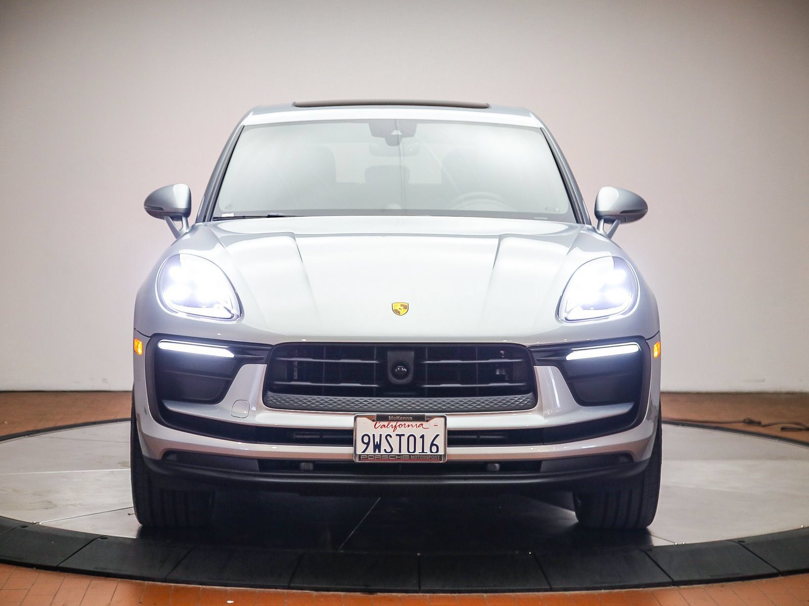 Certified 2025 Porsche Macan AWD/4WD image 10