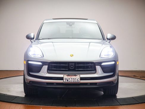 Certified 2025 Porsche Macan AWD/4WD image 10