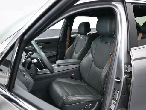 Used 2022 Genesis GV70 2.5T w/ Advanced Package image 10