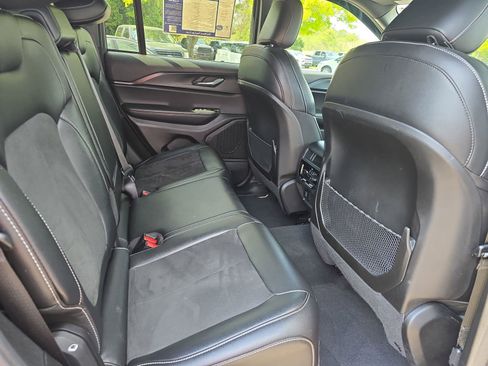 Used 2024 Jeep Grand Cherokee Altitude image 12