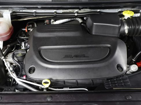 Used 2024 Chrysler Pacifica Touring-L FWD image 22
