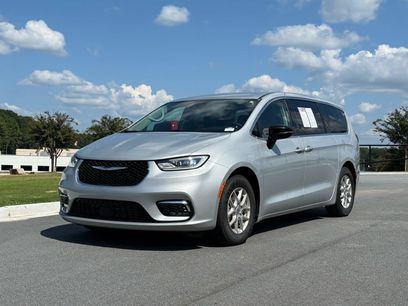 Used 2024 Chrysler Pacifica Touring-L