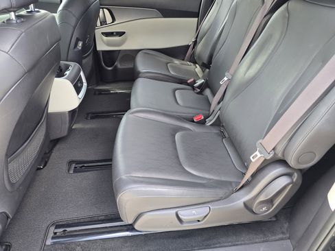 Used 2024 Kia Carnival LX image 16