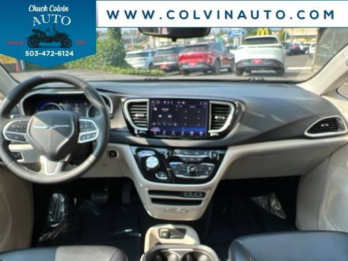 Used 2023 Chrysler Pacifica Touring-L FWD image 15
