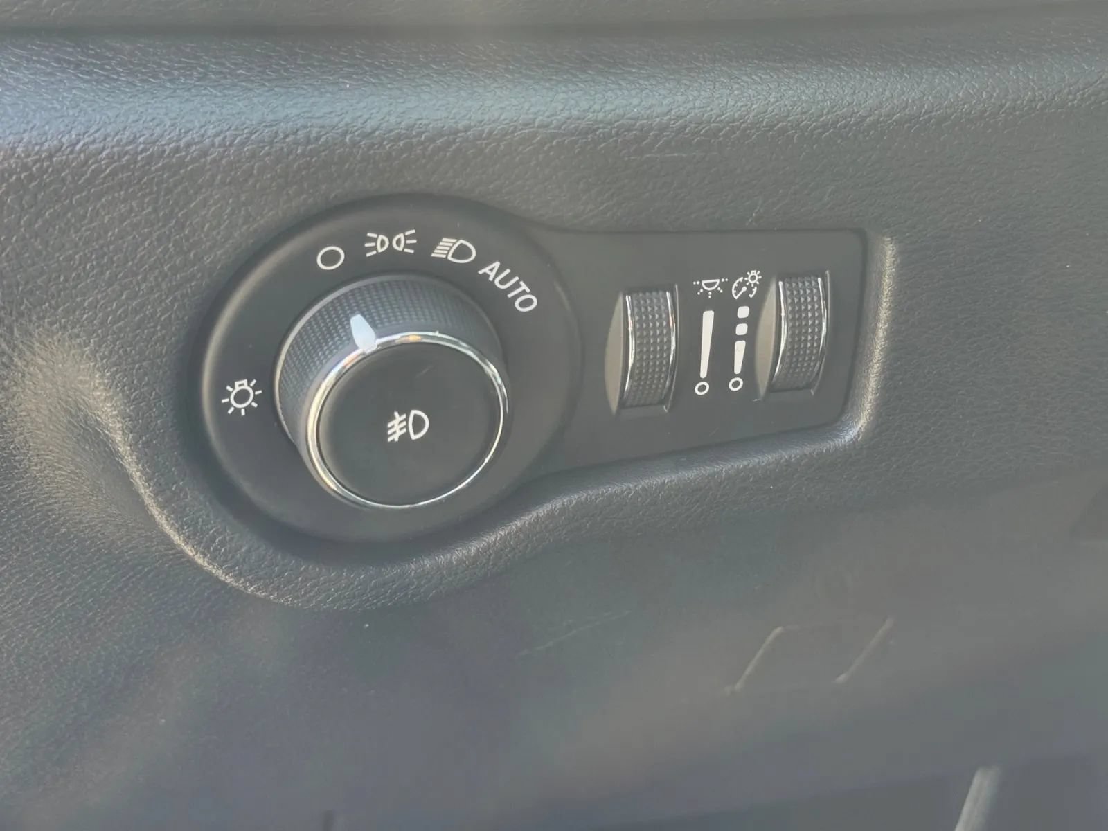 Used 2020 Chrysler Pacifica Touring-L w/ Advanced Safetytec Group FWD image 25
