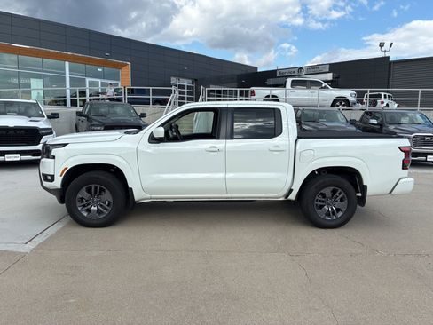 Used 2025 Nissan Frontier SV w/ SV Convenience Package image 2