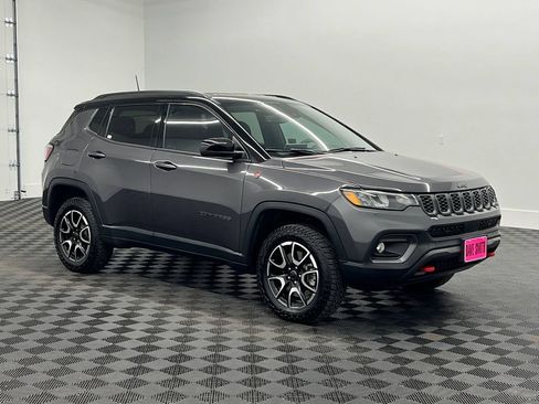 Used 2024 Jeep Compass Trailhawk w/ Trailhawk Convenience Group AWD/4WD image 8