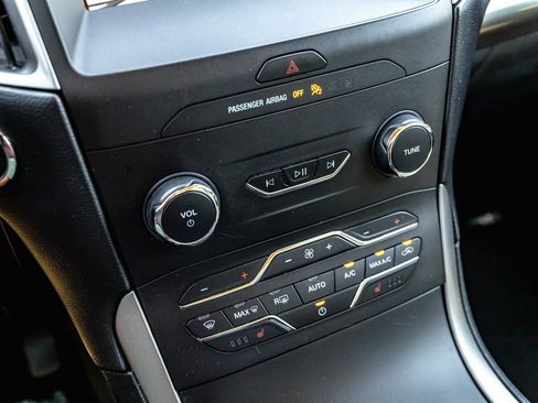Used 2020 Ford Edge SEL FWD image 16