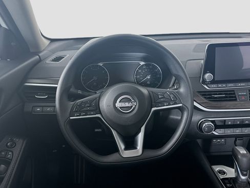 Used 2025 Nissan Altima 2.5 SV FWD image 17