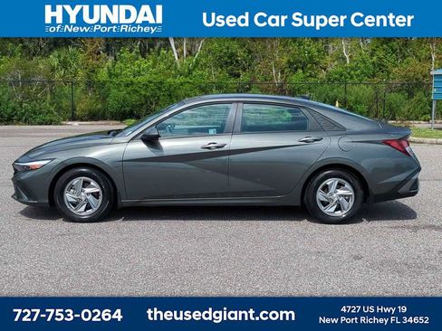 Used 2025 Hyundai Elantra SE FWD image 2