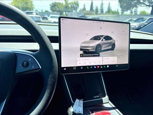 Used 2026 Tesla Model Y 2WD image 9