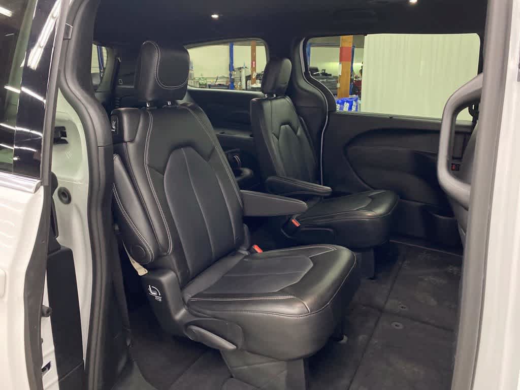 Used 2025 Chrysler Pacifica Select FWD image 16