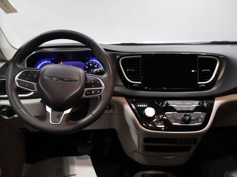 Certified 2024 Chrysler Pacifica Touring-L image 18