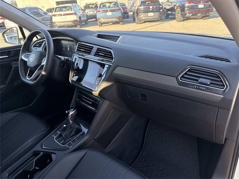 Used 2022 Volkswagen Tiguan SE w/ Panoramic Sunroof Package image 29