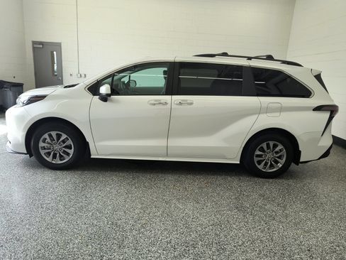 Used 2024 Toyota Sienna XLE FWD image 2