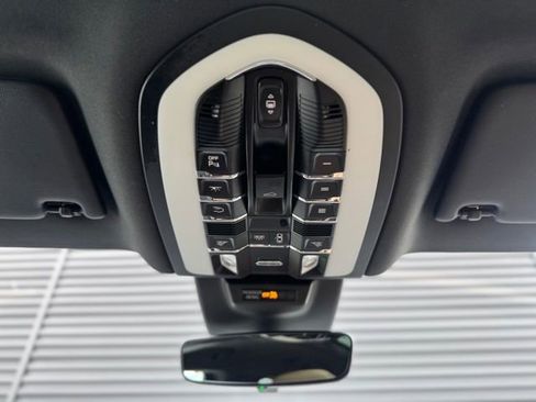 Certified 2025 Porsche Macan AWD/4WD image 25