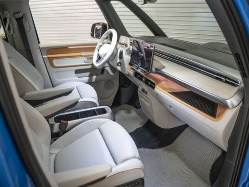 Used 2025 Volkswagen ID. Buzz 1st Edition RWD image 29