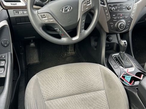 Used 2017 Hyundai Santa Fe SE image 6